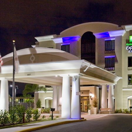 Holiday Inn Express Hotel & Suites Tampa-Usf-Busch Gardens, An Ihg Hotel Exterior photo