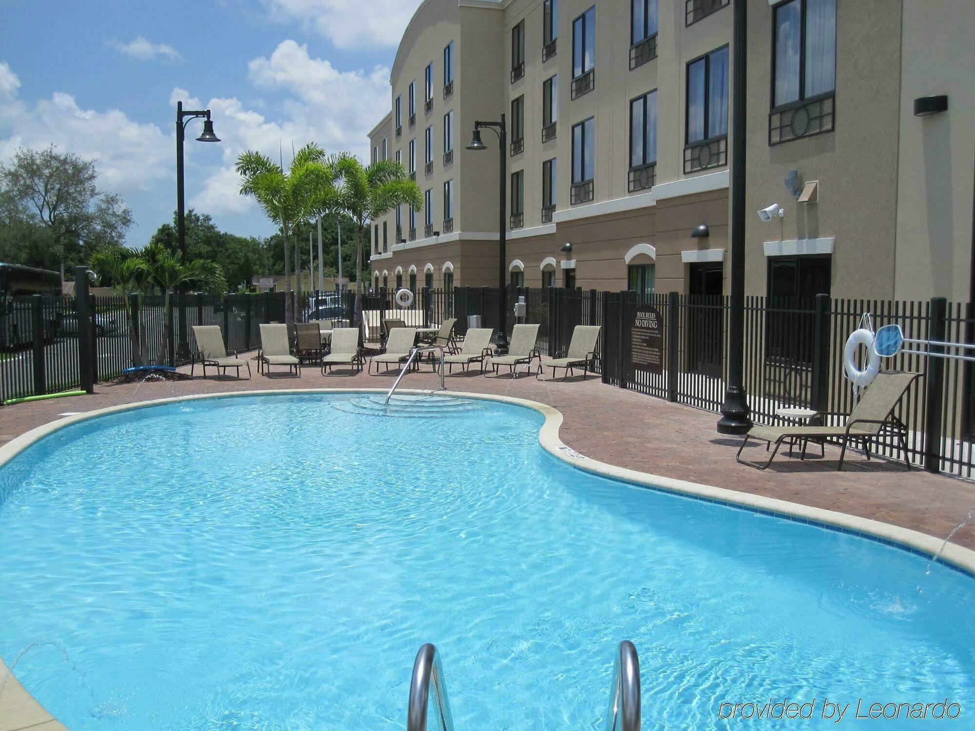 Holiday Inn Express Hotel & Suites Tampa-Usf-Busch Gardens, An Ihg Hotel Exterior photo